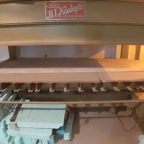 Italian hydraulic woodworking press like new, three-phase