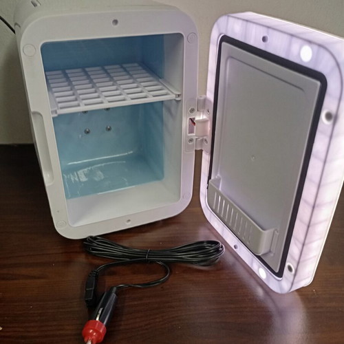 Mini Beauty Fridge 4 Liter Used, 12 Volt 220 Volt