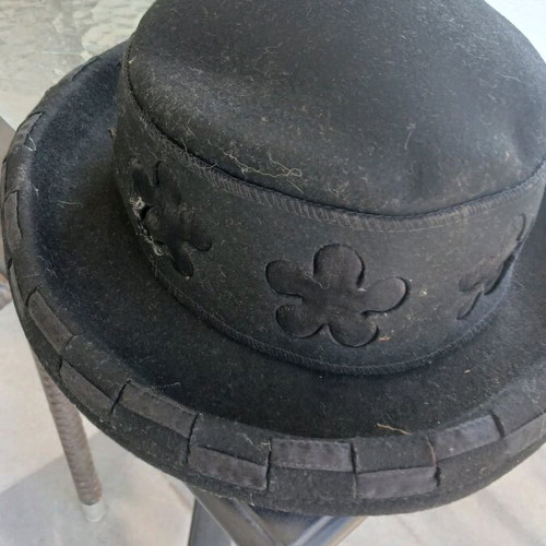 Felt hat 100% wool like new, stylish