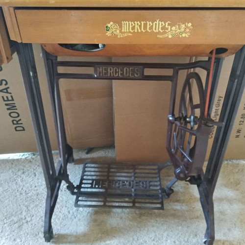 Mercedes sewing machine like new, fully functional