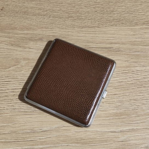 Cigarette case for short cigarettes