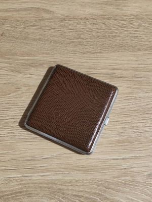 Cigarette case for short cigarettes