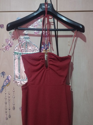 Bershka κόκκινο midi φόρεμα σαν καινούργιο, στενή γραμμή με ανοίγματα στη μέση και ντεκολτέ