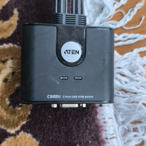 Kvm switch 2 port like new for connecting 2 PCs to one monitor