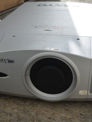 Προβολέας Sanyo καινούργιος, πολύ μεγάλος για επιφάνειες