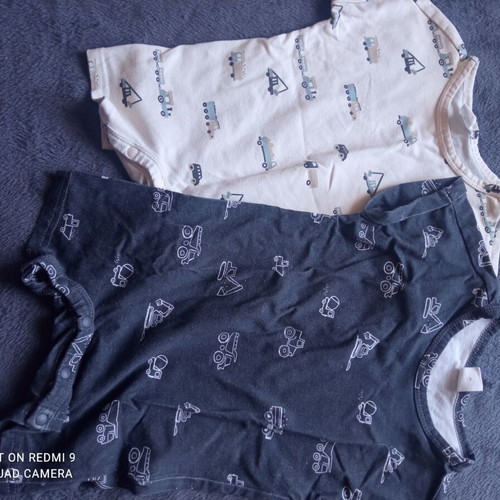 Set of 2 summer bodysuits 9-12 months like new
