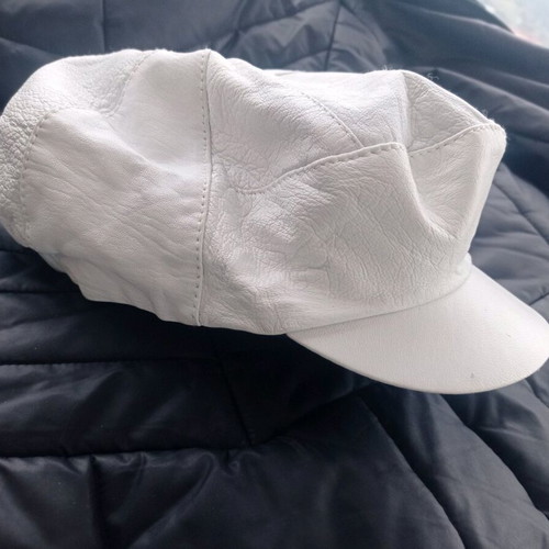 White imitation leather tragiasca cap slightly used