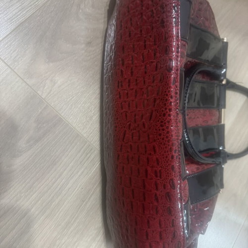 Handbag used with multiple inner pockets, black and red