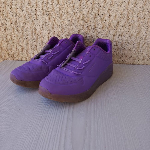Skechers athletic shoes size 34 like new, purple