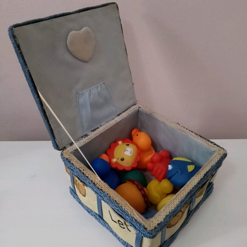 Bath toys and toy box used, set of 11 pieces