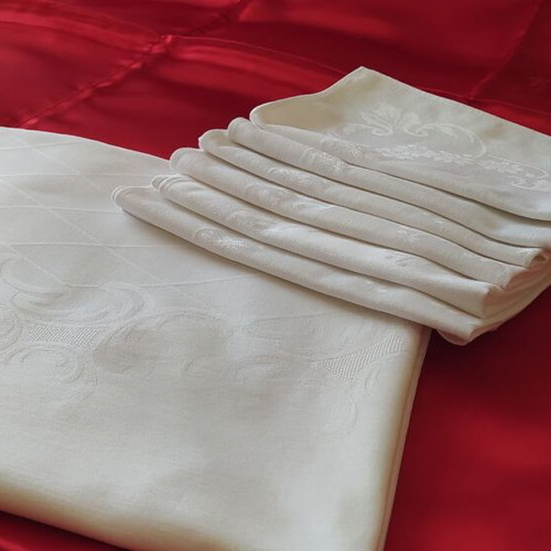 Damask tablecloth new with 6 gift napkins