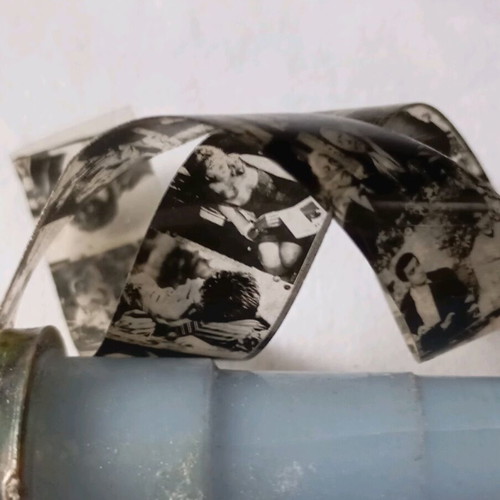 Stereoscopic toy used with frames from Aloimono stous neous movies