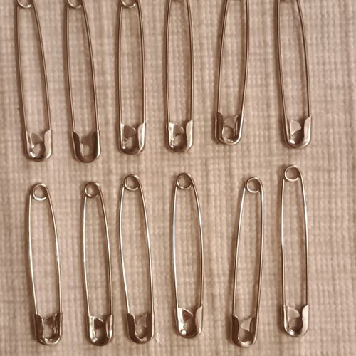 Set of 12 stainless steel safety pins, 6 cm each