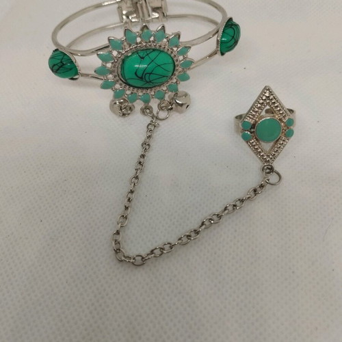 Bracelet ring used with emerald-colored stones