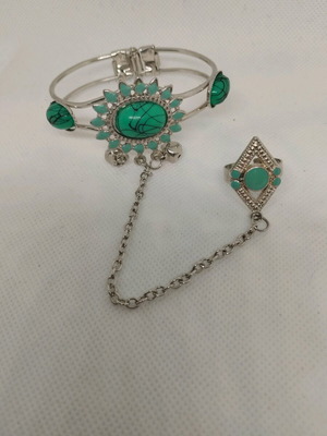 Bracelet ring used with emerald-colored stones