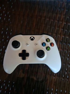 Xbox One безжичен контролер в бяло