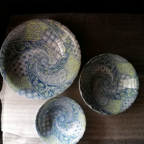 Set of 3 decorative porcelain bowls used, Japanese origin