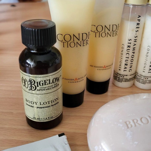 Samples of bath and body products new, pack