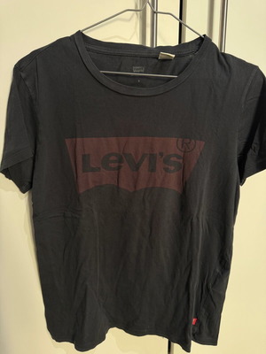 Levi’s μπλούζα κοντομάνικη μεταχειρισμένη, μέγεθος M, μαύρη