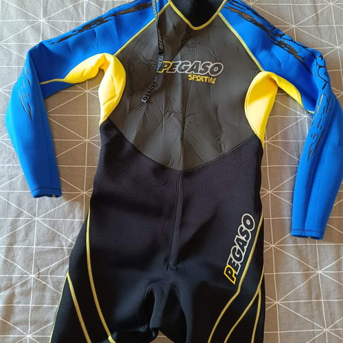 Wetsuit full body size medium like new for water sports