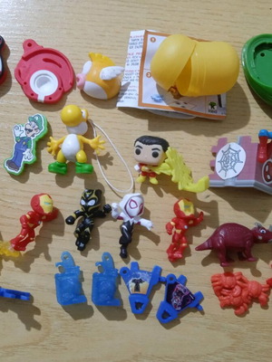 Kinder Surprise toys used, Super Mario and Avengers pack