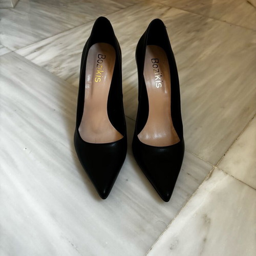 Bozikis black leather pointed pumps like new, size 39
