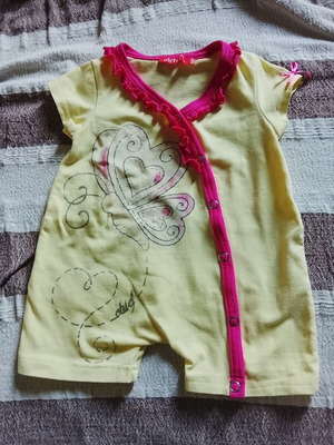 Baby bodysuit with ruffles and butterfly design, like new, size 1-3 months