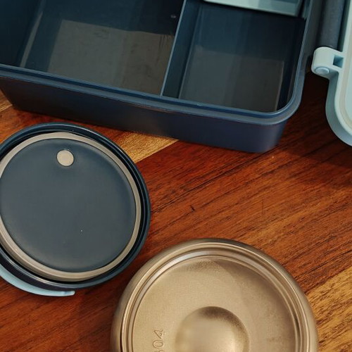Bento lunchbox with 4 compartments