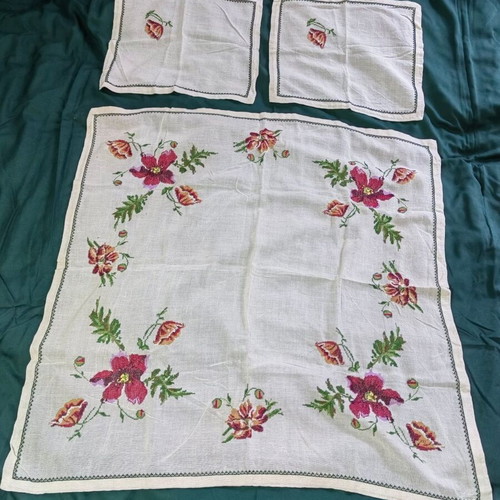 Tablecloth and doilies set with handmade embroidery like new, 60s