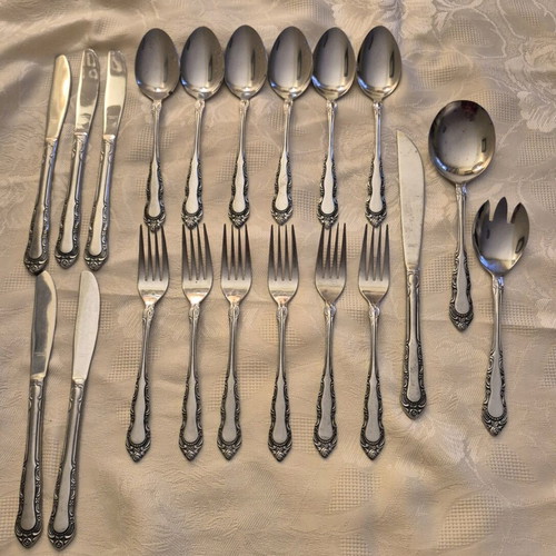 Vintage cutlery set like new, 6 spoons, 6 forks, 7 knives, 2 ladles, small spoon and fork