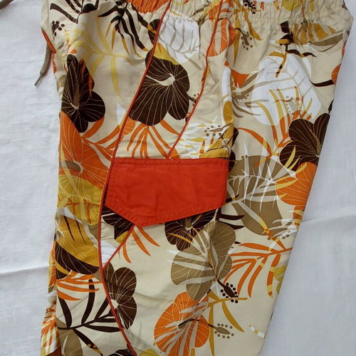 Men's swim shorts like new, printed earth tones, size L