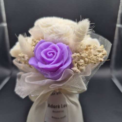 Wax bouquet like new with random flowers and customizable scent and color