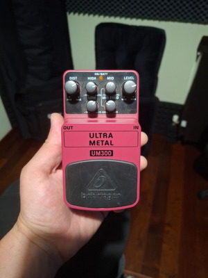 Behringer UM300 guitar effects pedal like new