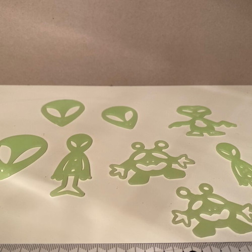 Glow in the dark alien figures like new, set of 8 pieces
