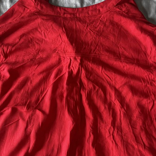 Caramella red tunic with V-neck and buttons, long sleeves