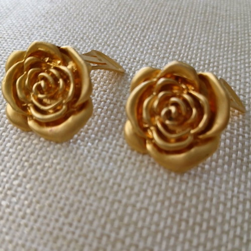 Vintage rose clip earrings like new, gold color