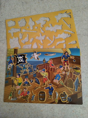Magnetic pirate board with magnets