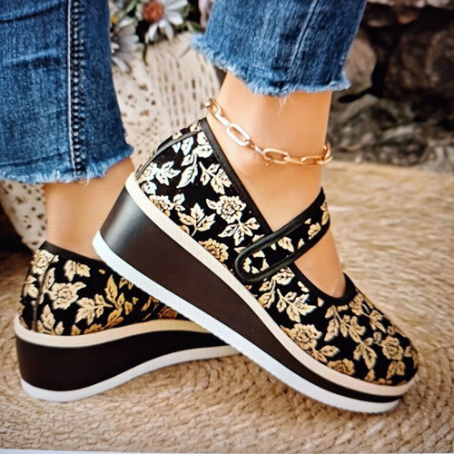 Women's elegant shoes new in black and gold
