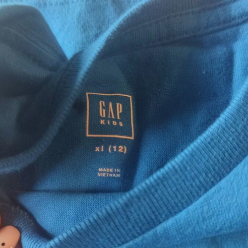 Gap long-sleeved shirt new with shark design and colorful print