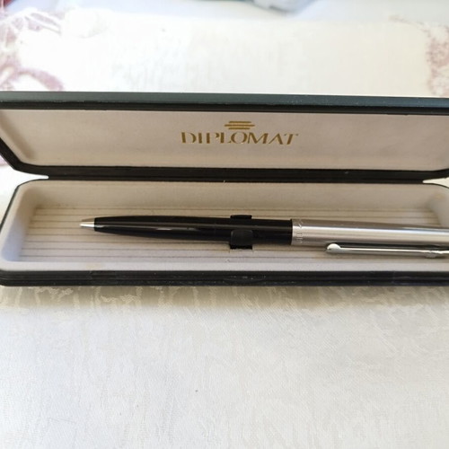 Diplomat pen used with Saudi Arabia emblem and original case