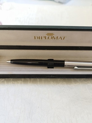 Diplomat pen used with Saudi Arabia emblem and original case
