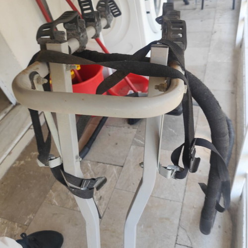 Tow bar bike rack for 4 bicycles used, tires need replacement