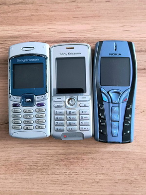 Σετ μεταχειρισμένων κινητών τηλεφώνων Nokia και Sony Ericsson από τις αρχές 2000