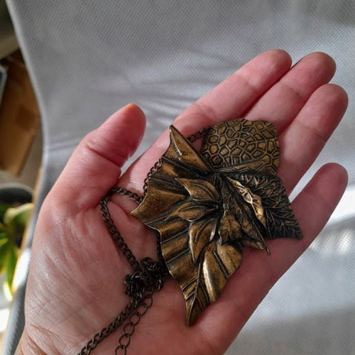 Set of earrings and necklace like new, bronze color