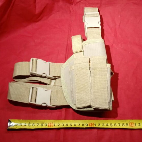 Thigh Gun Holster like new, desert color with two magazine pouches