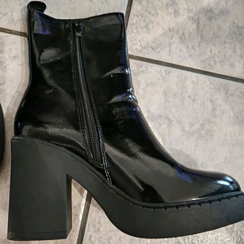 Patent leather ankle boots new with medium heel size 39 black