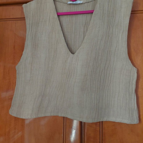 Anel beige cotton top with large V-neck like new
