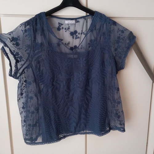 Lace blouse medium blue size 22 like new with built-in top