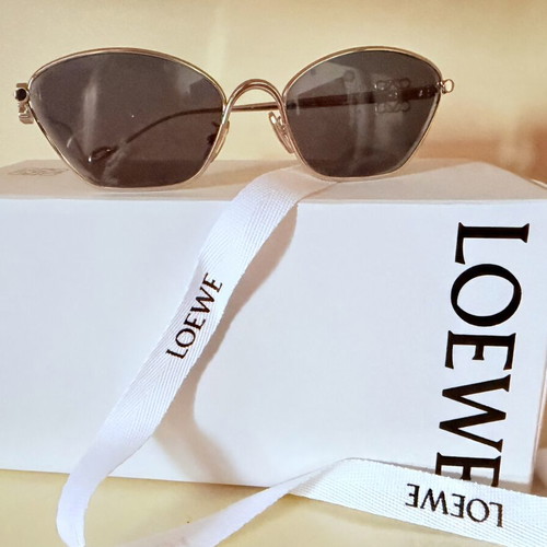 Loewe Anagram LW40115U sunglasses, gold metal frame, cat-eye hexagonal
