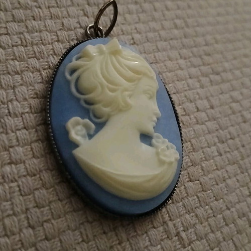 Vintage cameo pendant like new, white and blue